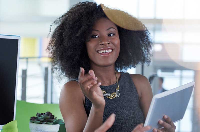 Een vrouw met tablet