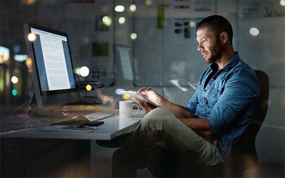 Een werknemer gebruikt Citrix Content Collaboration