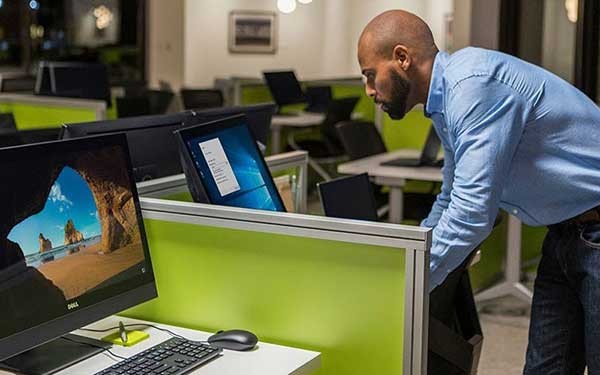 Een man sluit zijn PC af op kantoor