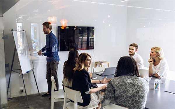 collega's in een meeting