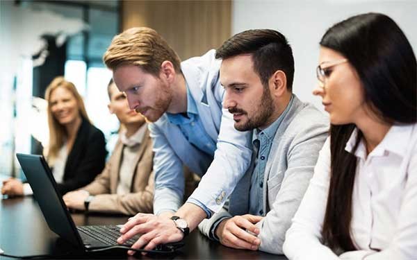 Een systeembeheerder lost een software probleem op een laptop op