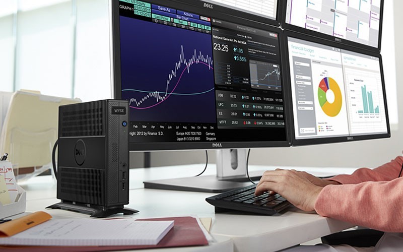 Dell EMC Wyse thin clients op een bureau naast monitoren