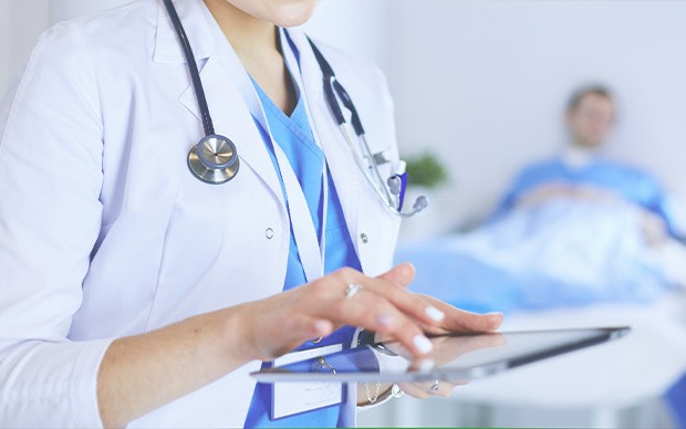 Een vrouwlijke arts bekijkt patientgegevens op haar tablet