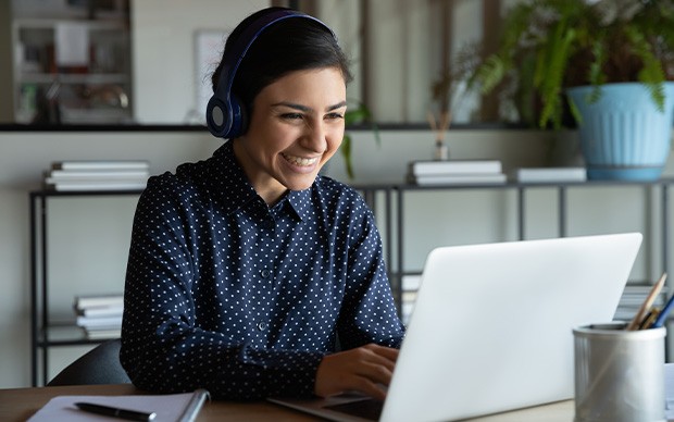Een leerlinge gebruikt internet via een aruba-netwerk