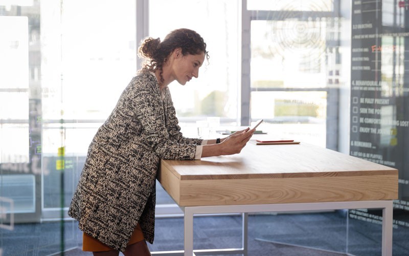 Vrouw gebruikt een tablet device