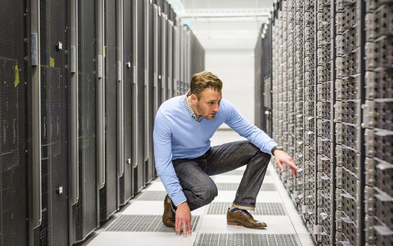 Een man test HP ProLiant servers