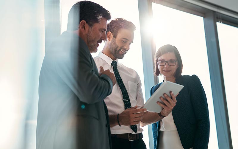 Vrouw en man discussiëren over een tablet