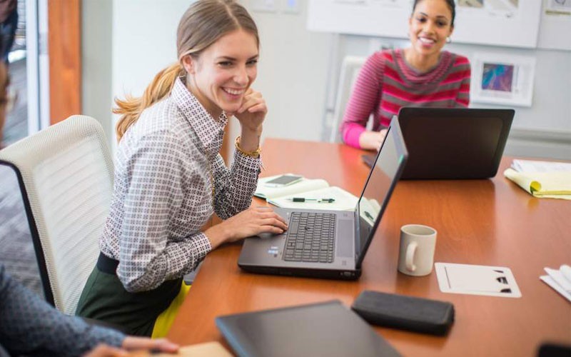 Twee vrouwen in een vergaderzaal