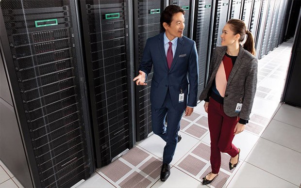 HPE medewerkers die in de serverruimte lopen