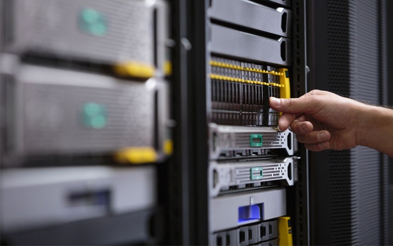 HPE Hypergeconvergeerde systemen Close-up van het aanraken van het serverapparaat met de hand