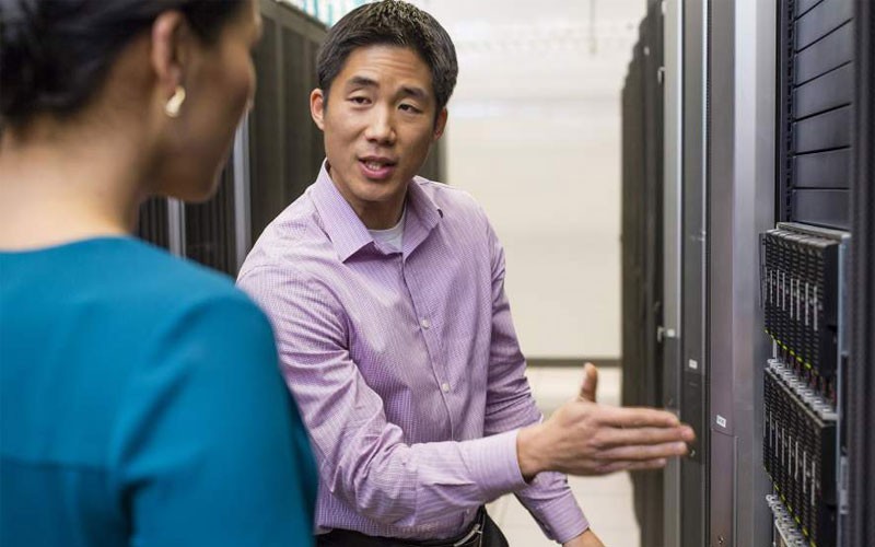 BladeSystem-oplossingen Man en vrouw in IT-serverruimte