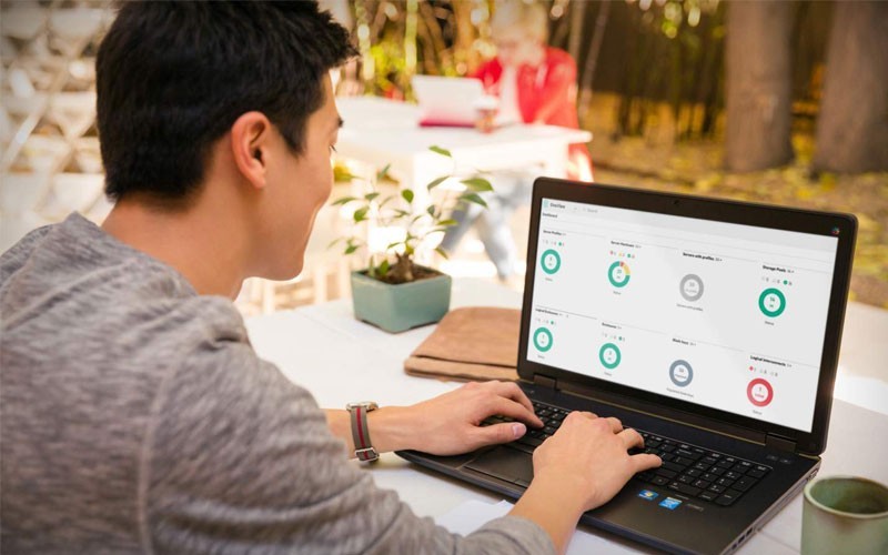 HPE OneView - IT-beheersoftware Een systeembeheerder gebruikt HPE OneView IT-beheersoftware