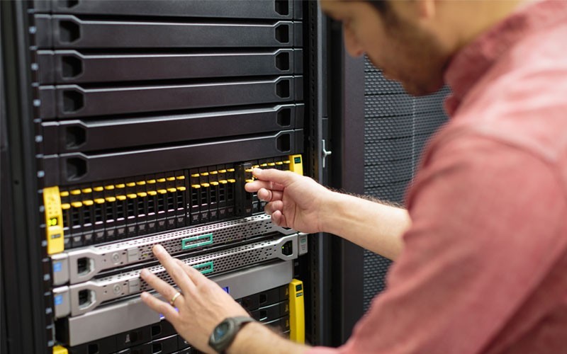 Een systeembeheerder installeert een 1U rack server