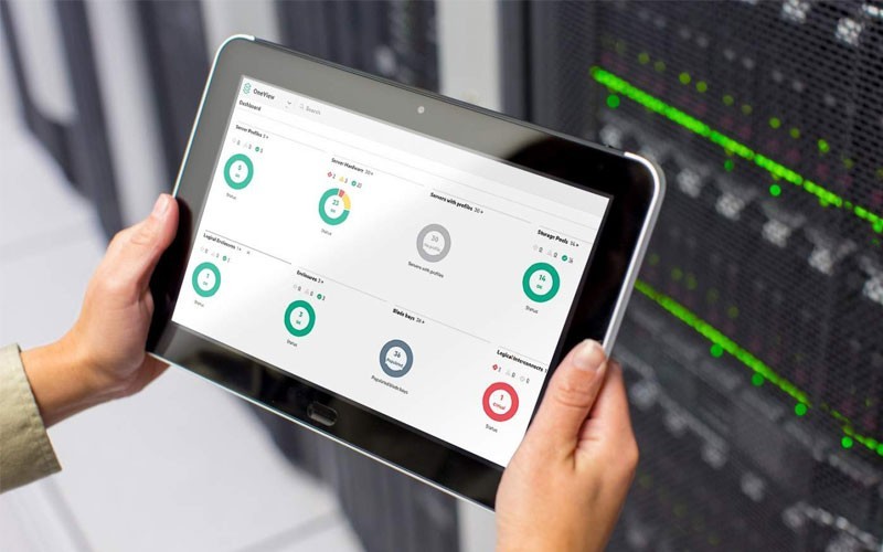 Een IT-deskundige gebruikts serverbeheersoftware van HPE  op zijn tablet