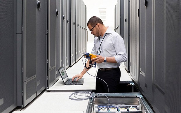 IT-beheerder die in een datacenter werkt aan HP ZBook 14