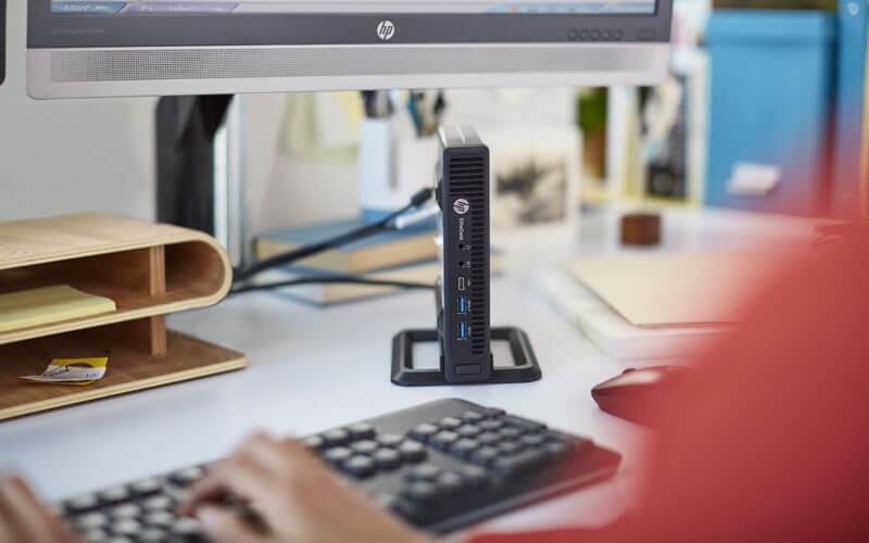 Een man werkt op een HP desktop mini PC