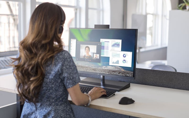 Een vrouw vergadert via een HP all-in-one PC 
