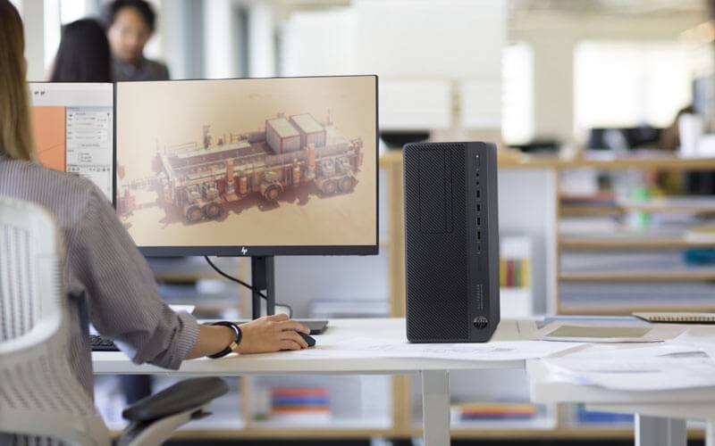 Een vrouw werkt op een microtower PC