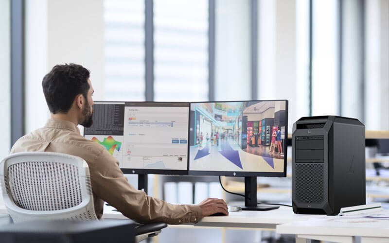 Een designer werkt met een HP workstation en monitor
