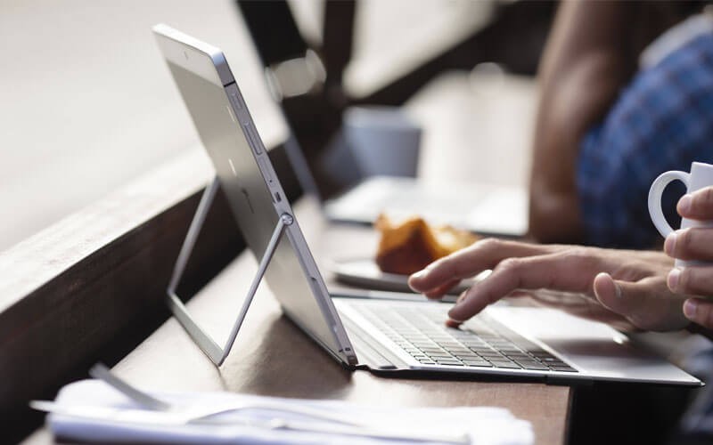 EliteBook x360 Series wordt gebruikt op een werkplek