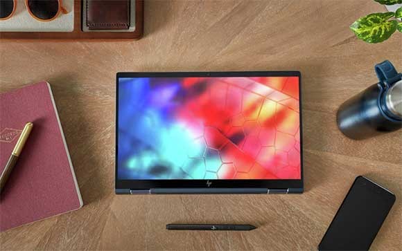 HP Elite Dragonfly op een tafel