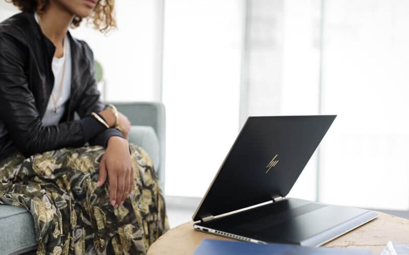 Een vrouw gebruikt een HP convertible laptop