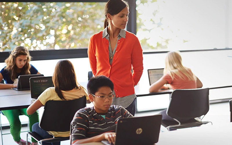 Leerlingen gebruiken HP laptops