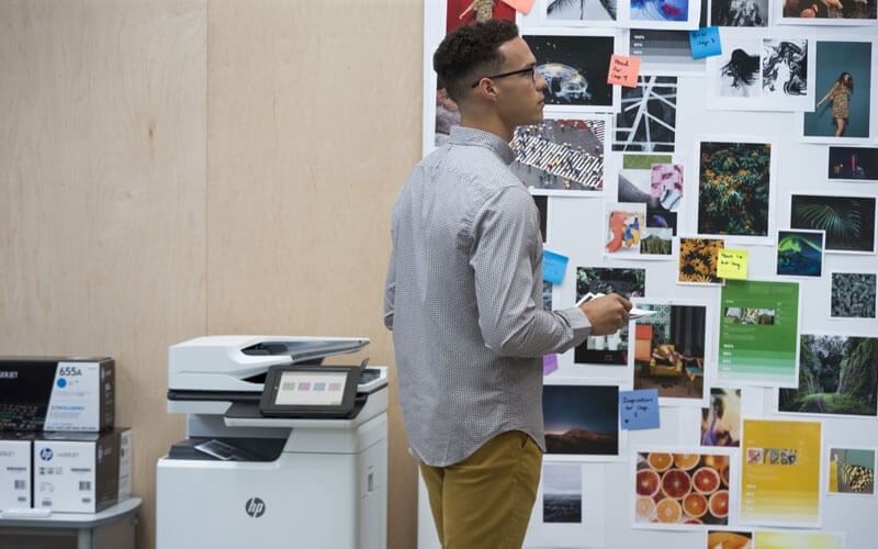 Een man bekijkt afbeeldingen