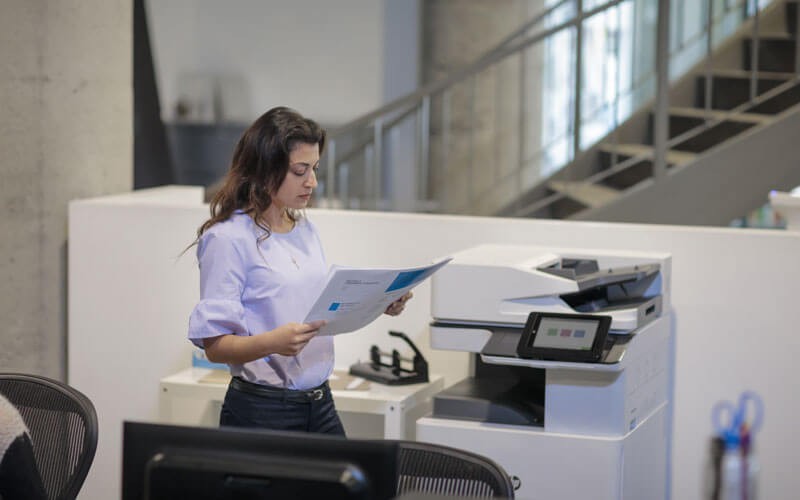 Een vrouw bekijkt HP drukwerk