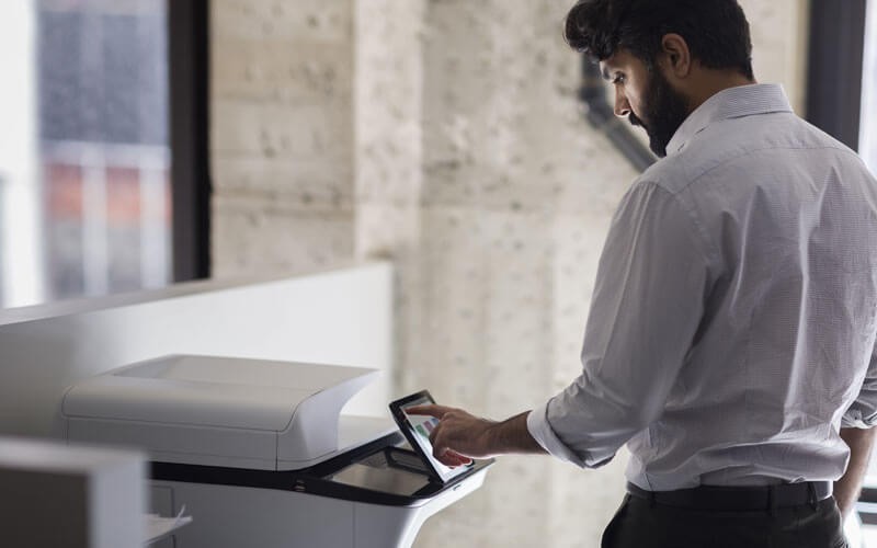 Man gebruikt het touch-screen van een HP printer