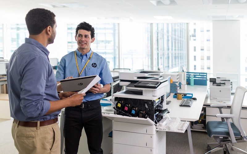 HP technici installeren een printer