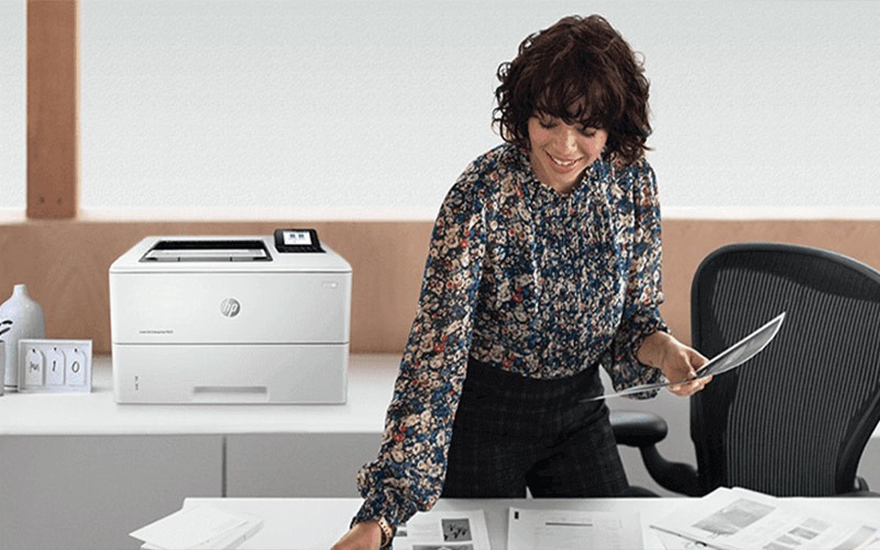 Een JaserJet Pro printer staat achter een vrouw