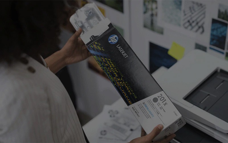 HP Tonercartridge Een vrouw vervangt een HP Tonercartridge