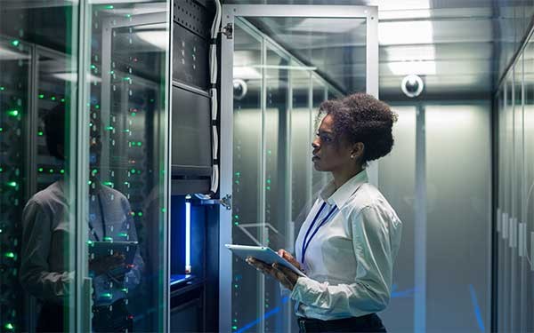 IBM Security Een vrouwlijke IBM Security specialist in een datacenter