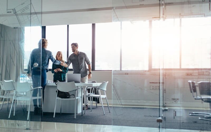 IBM voor cloudoplossingen Group of people meeting in a modern business room