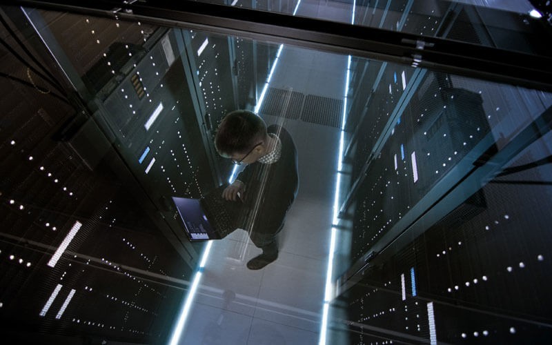 Een techneut in een datacenter