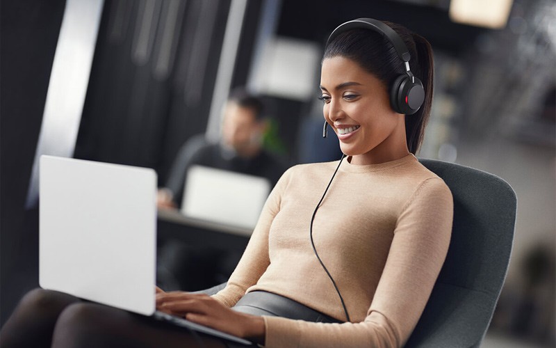 Een jonge vrouw vergadert met een Jabra Evolve headset