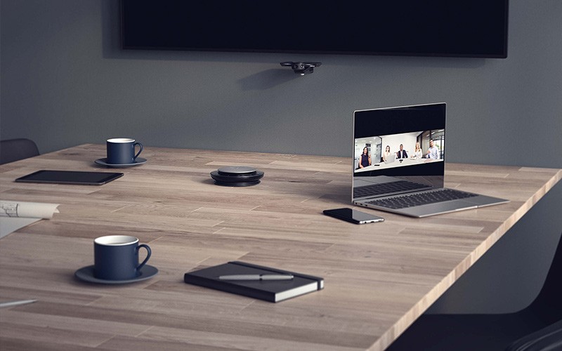 De Jabra Speak in een vergaderruimte