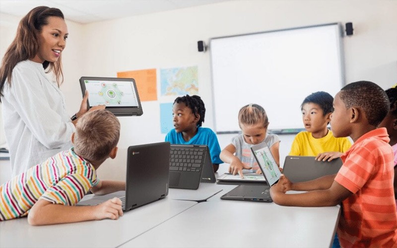 Een lerares geeft les op een Lenovo Yoga laptop