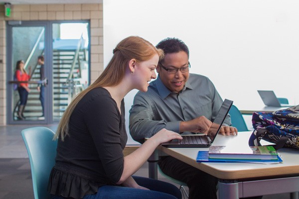 Twee leraren bereiden een les voor op een Lenovo ThinkPad