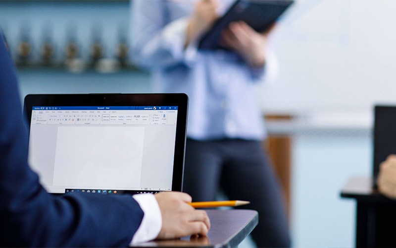 Sudenten werken op een Lenovo ThinkPad