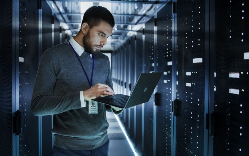 Een engineer gebruikt een Lenovo laptop in een datacenter