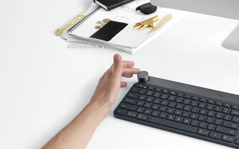Een Logitech Craft toetsenbord wordt gebruikt door een ontwerper