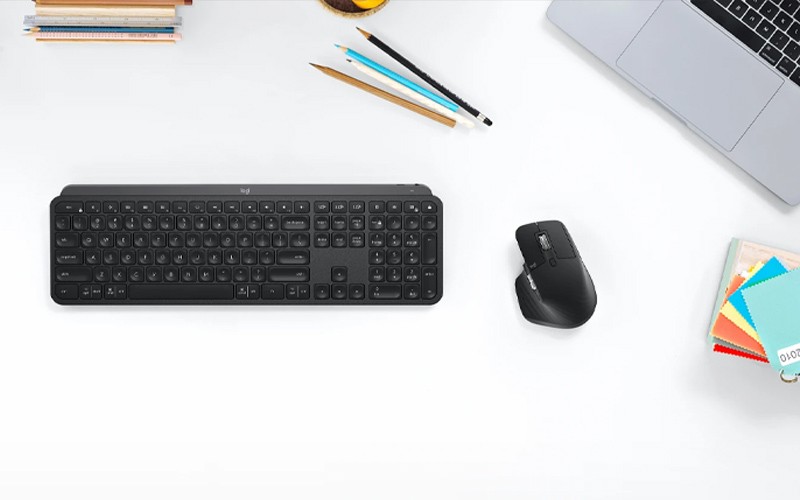 Logitech toetsenbord en muis op een bureau