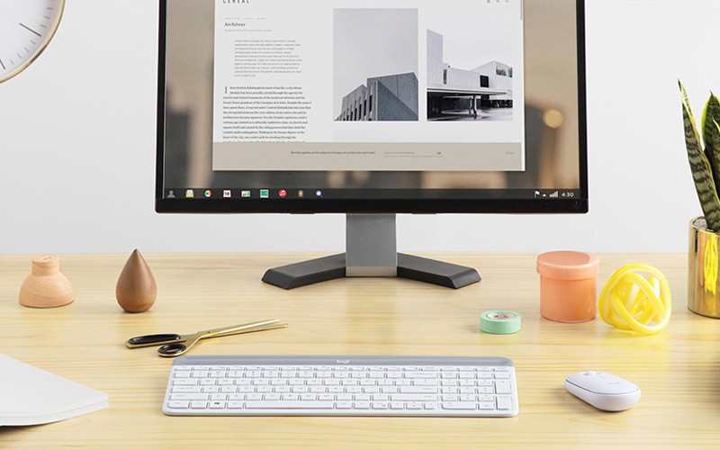 Logitech slim combo op een bureau