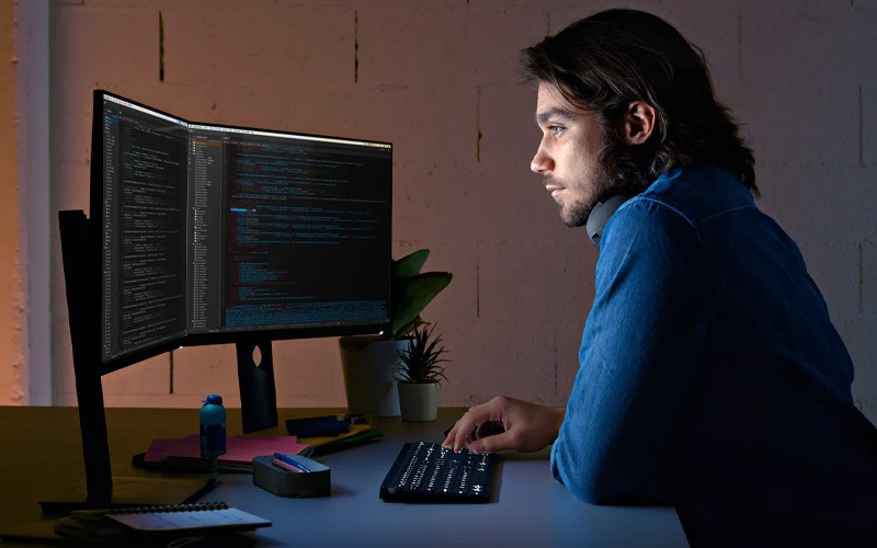 Een man gebruikt Logitech MX Keys toetsenbord