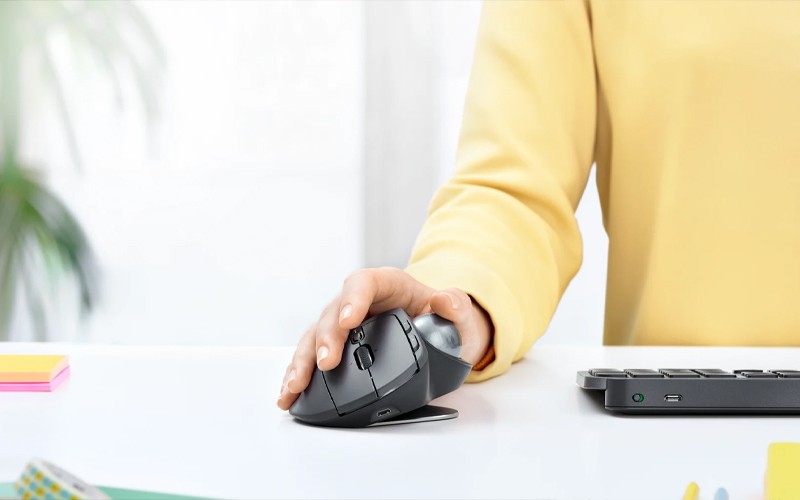 Een man werkt met de Logitech MX Ergo muis met trackball