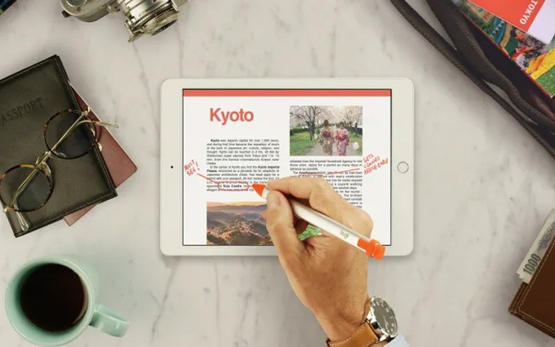 Logitech Crayon voegt dynamische nieuwe manieren toe om met iPad te werken Een designer gebruikt de Logitech Crayon