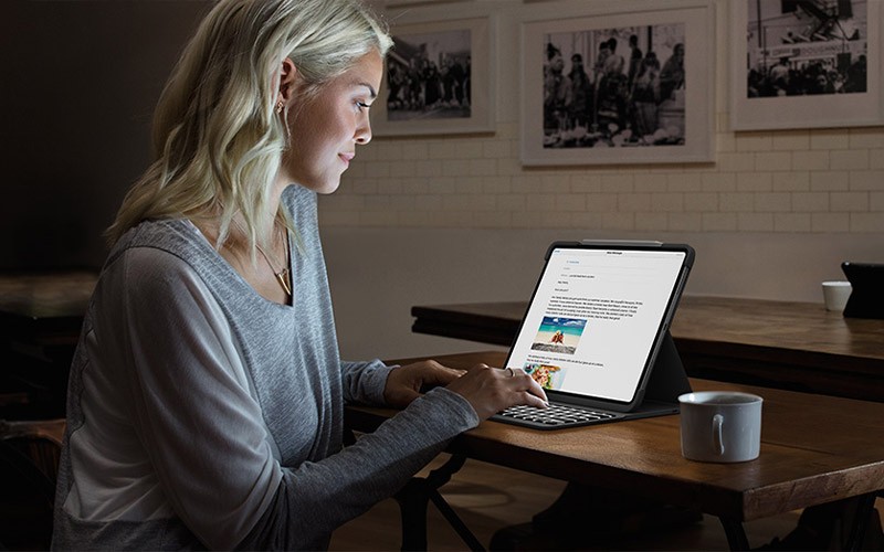 Logitech Folio voor Apple iPad Een vrouw werkt 'sa vonds op een iPad
