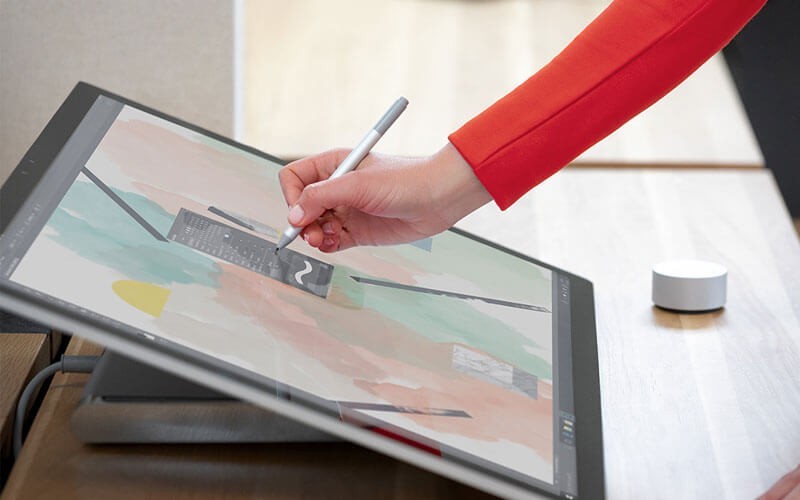 Een vrouw tekent op een Microsoft Surface Studio 2